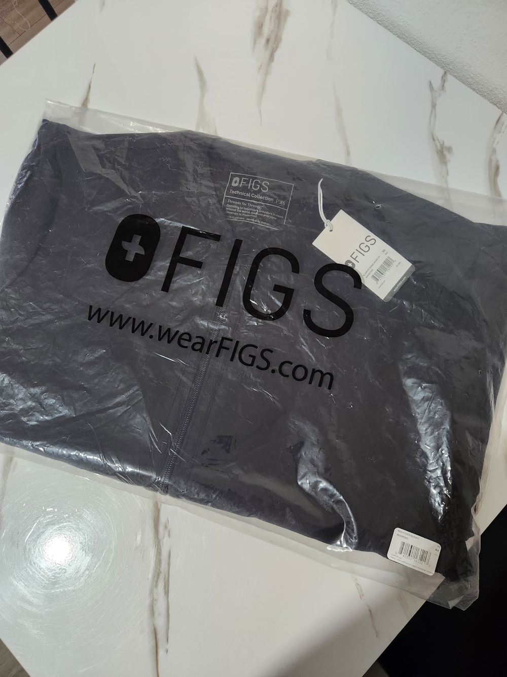 FIGS Men’s Black Zapote Scrub Jacket 2.0